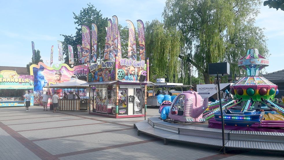 Blick auf den Bottermarkt in Ihrhove am Freitagabend, 26. Juni 2026, mit Buden und Fahrgeschäften. Der Vorfall ereignete sich beim Abbau des Marktes am Montag, 29. Juni 2026. Symbolfoto: Holger Weers