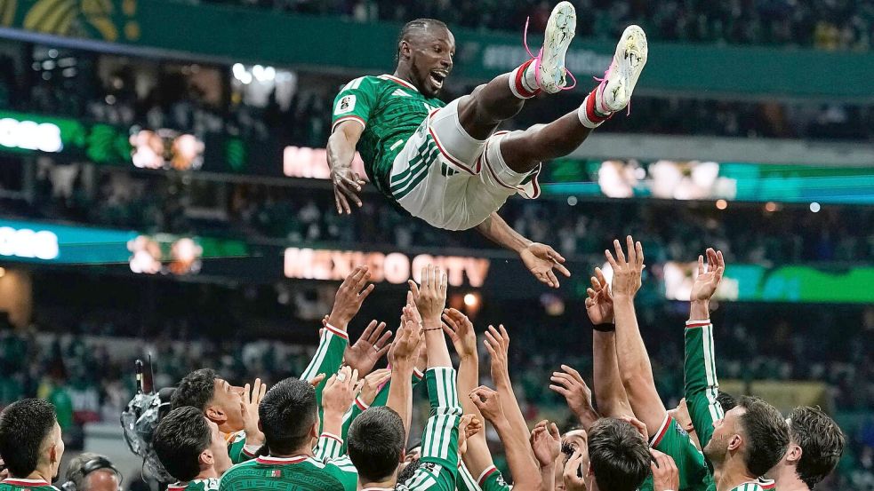 Mexikos Team feiert einen berauschenden WM-Abend. Foto: Ricardo Mazalan
