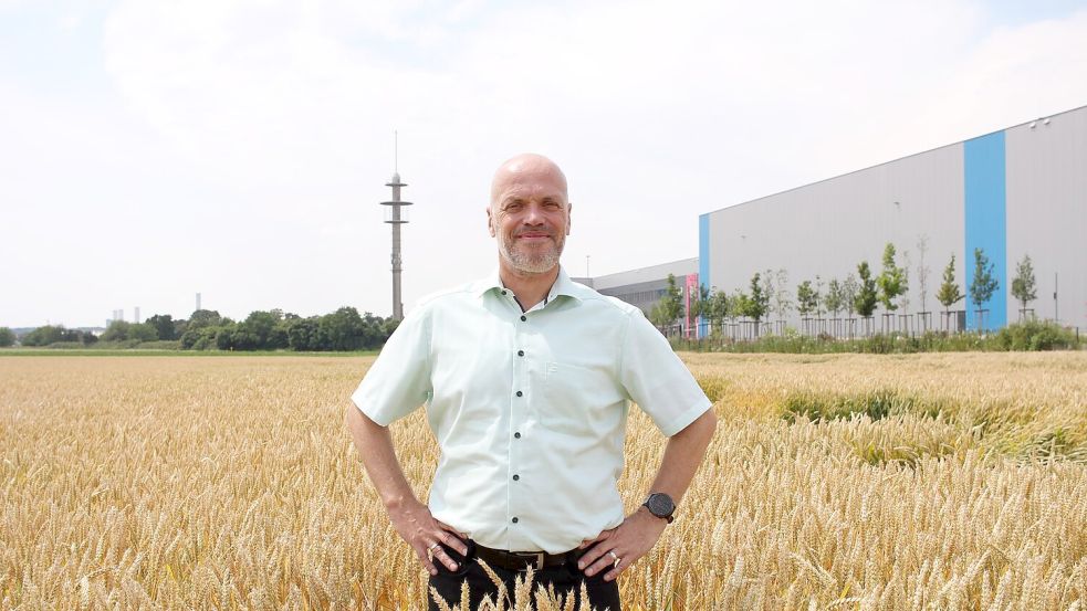 Grevenbroichs Bürgermeister Klaus Krützen (SPD) auf dem Grundstück, wo noch ein Weizenfeld ist - künftig soll dort das Microsoft-Rechenzentrum stehen. Foto: Stadt Grevenbroich/dpa
