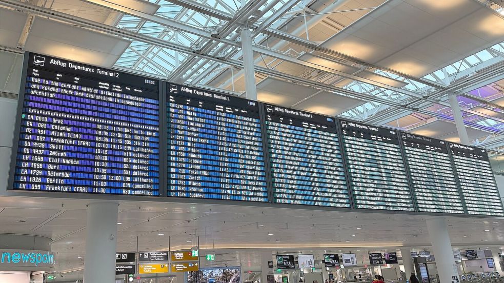 Auf einer Anzeigetafel am Flughafen war von witterungsbedingten Einschränkungen die Rede. Foto: Manuel Schwarz
