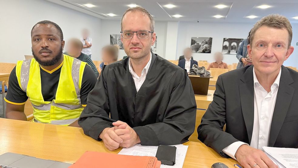 Zwei Kläger mit ihrem Anwalt. Foto: Britta Schultejans