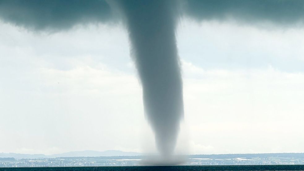 Am Mittwochmittag hat sich ein Tornado auf dem Bodensee vor Friedrichshafen gebildet. Foto: Kraus/swd-medien/dpa