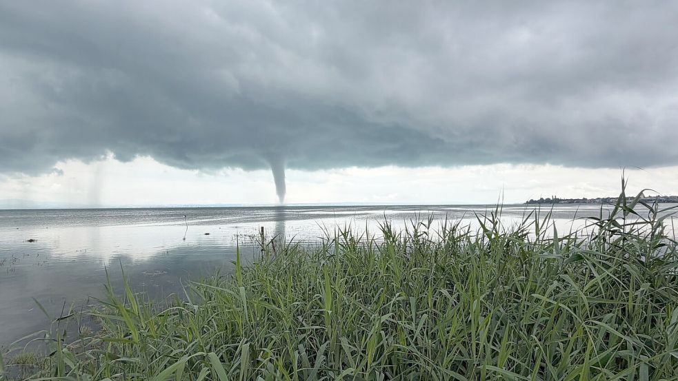 In dem Tornado, der rund 15 Minuten auftrat, bildeten sich Geschwindigkeiten von schätzungsweise 100 bis 150 Kilometern pro Stunde, wie der DWD mitteilte. Foto: Kraus/swd-medien/dpa