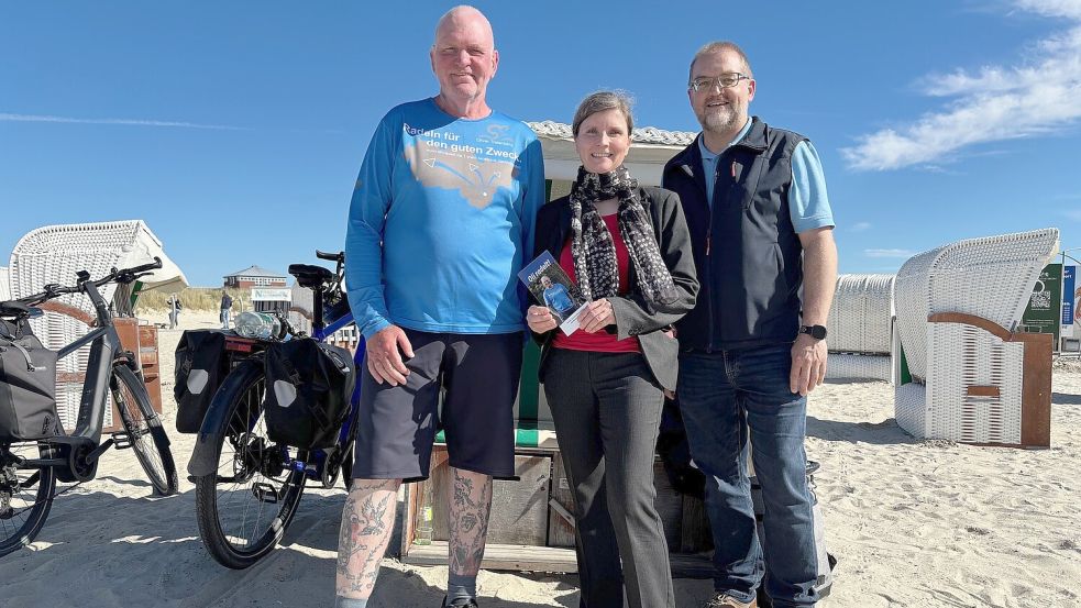Oliver Trelenberg (von links), Kurdirektorin Eva Krüger-Linzer und Jens Albowitz vom Tourismus-Service Norden-Norddeich. Foto: Julia Mühlenbrock