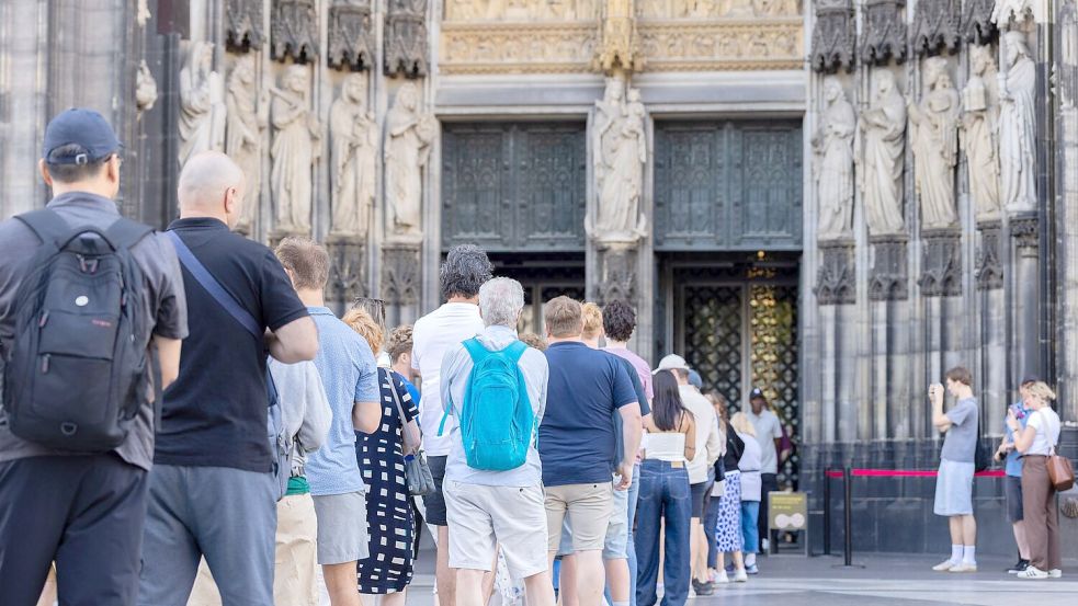 Vor Einlassbeginn bildete sich eine kleine Schlange vor dem Dom-Haupteingang. Foto: Rolf Vennenbernd