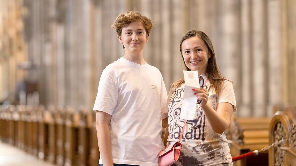 Julia und David, in Istanbul lebende Ukrainer, sind die ersten Gäste jemals, die für den Dom Eintritt zahlen mussten. Foto: Rolf Vennenbernd