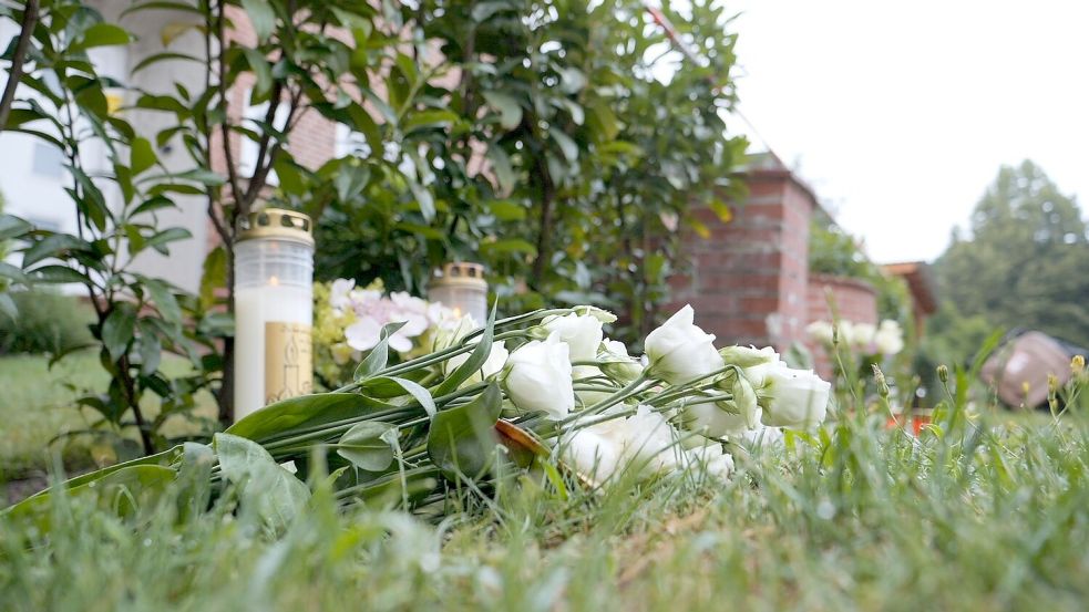 Nach der Gewalttat von Stade ist die Trauer groß. Foto: Jörn Hüneke/Jörn Hünecke/dpa