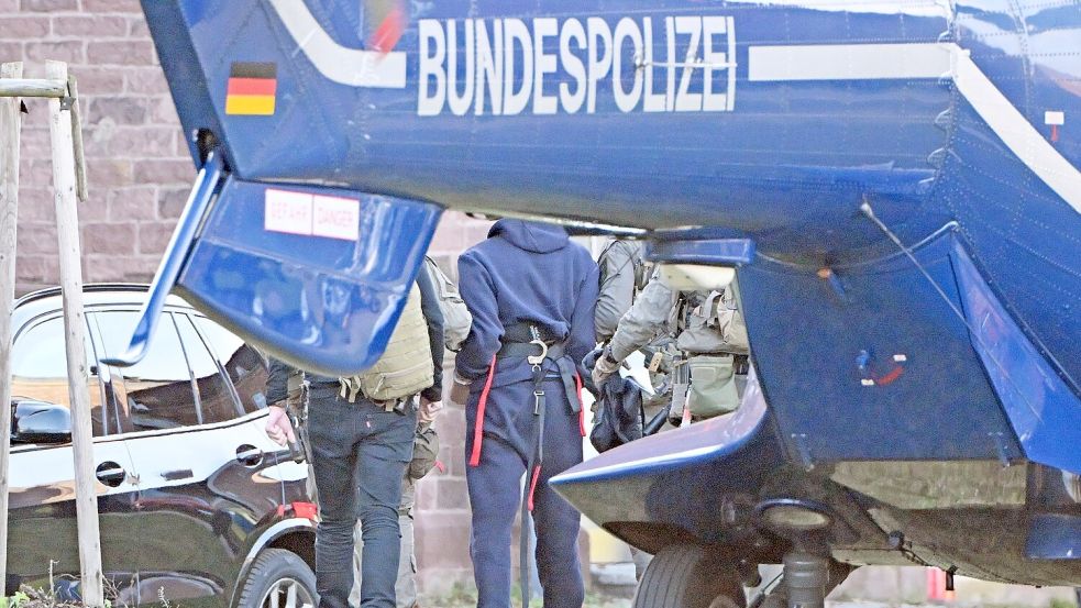 In einem Hubschrauber der Bundespolizei wurde der Verdächtige im November nach Karlsruhe gebracht. (Archivbild) Foto: Uli Deck