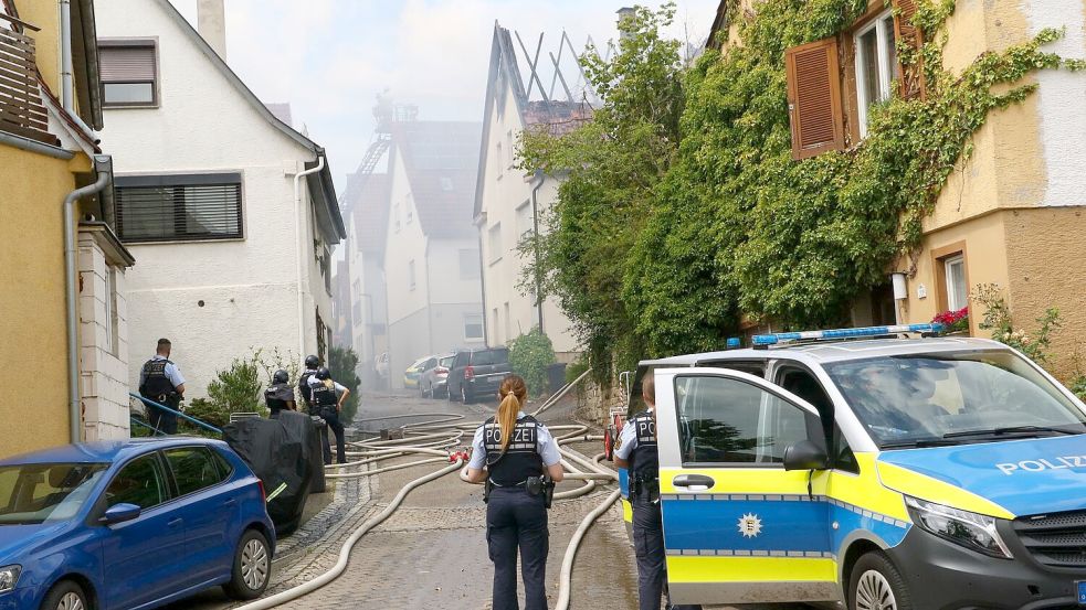 Der Brand eines Dachstuhls hat einen größeren Einsatz ausgelöst. Foto: Karsten Schmalz/KS-Images/dpa