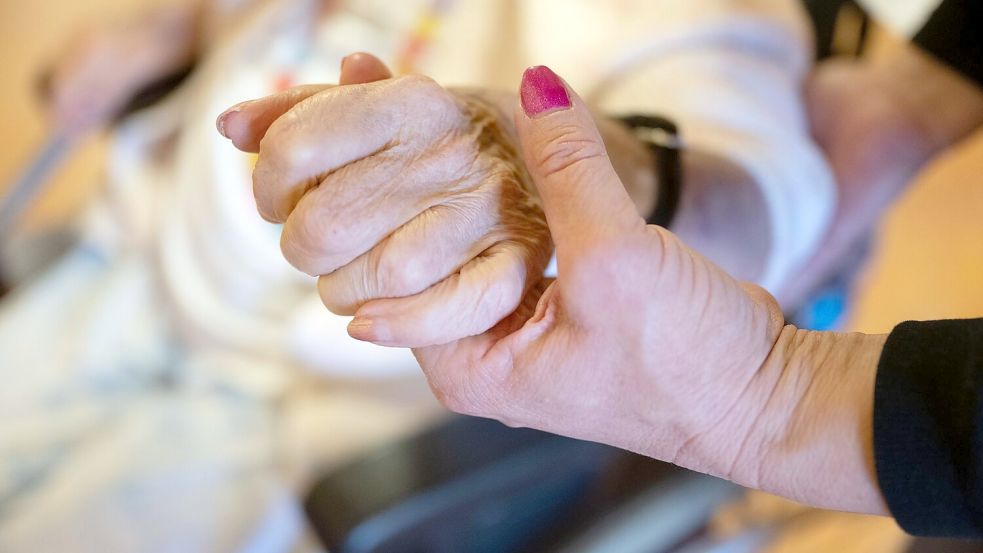 Die Pflege durch Angehörige ist unverzichtbar für den Sozialstaat. Deshalb fordern die Fraktionschefs von CDU und CSU bei den anstehenden Reformen mehr politische Wertschätzung für die „Helden des Alltags“. (Illustration) Foto: Marijan Murat