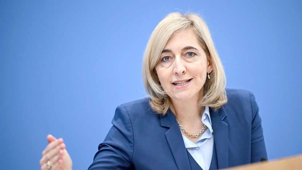 Bundesgesundheitsministerin Warken hat eine denkbar undankbare Aufgabe - sie muss ein Pflegesystem reformieren, das an vielen Stellen krankt. (Archivbild) Foto: Britta Pedersen/dpa