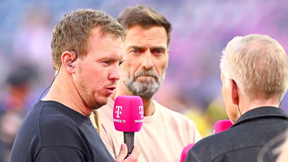 Julian Nagelsmann (l) steht Rede und Antwort nach dem WM-Aus gegen Paraguay - und sein möglicher Nachfolger hört zu? Foto: Tom Weller/dpa