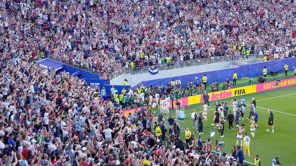 Die Fans verabschiedeten die Spieler mit großem Jubel. Foto: Jeff Chiu