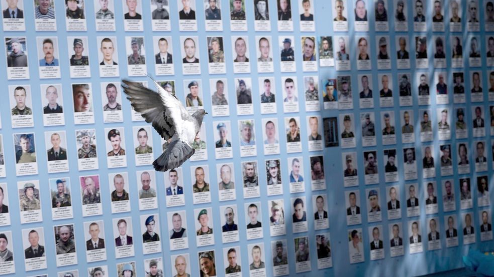 Mehr als eine halbe Million Soldaten sollen im Ukraine-Krieg gefallen sein. (Archivbild) Foto: Brendan Smialowski/Pool AFP/AP/d