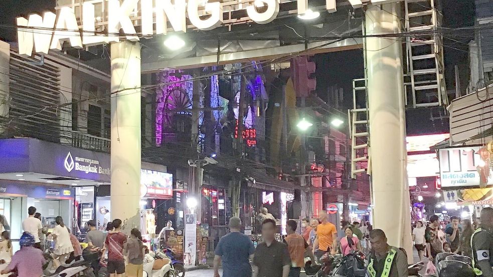 Die Walking Street ist weltweit als Rotlichtviertel bekannt. Foto: Caroline Bock/dpa