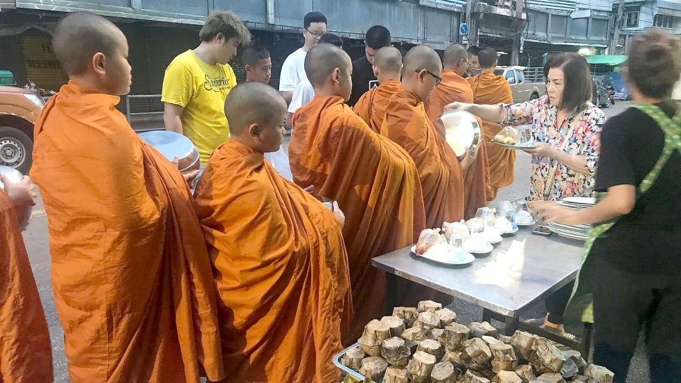 Mönche werden in Thailand tief verehrt. (Symbolbild) Foto: Hathai Techakitteranun/dpa