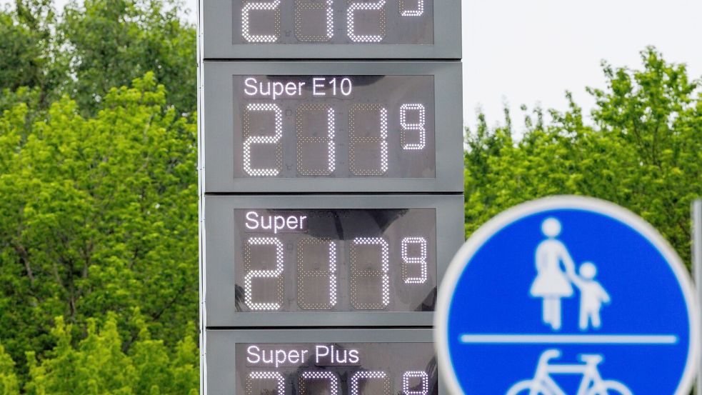 Am Mittag lagen beide Kraftstoffe deutlich über 2 Euro. Der Tagesdurchschnittswert fiel wie üblich deutlich tiefer aus. Foto: Jens Büttner
