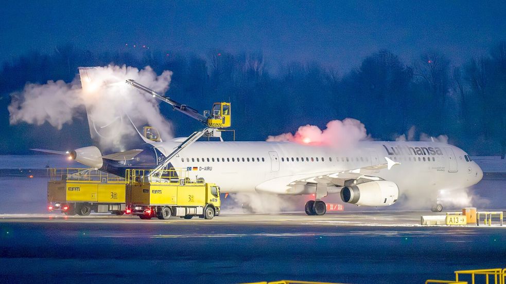 Fünf Lufthansa-Flugzeuge konnten wegen Schneefalls in der Februarnacht nicht abheben. (Symbolbild) Foto: Peter Kneffel/dpa