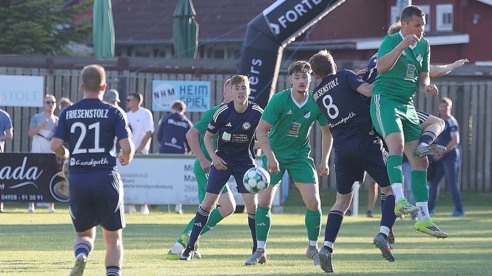 Bezirksliga-Aufsteiger TSV Riepe begann gegen den Ligakonkurrenten SV Wallinghausen vielversprechend. Er ging in Führung und ließ das 2:0 aus. Danach übernehmen die Grün-Weißen. Foto: Wilfried Gronewold