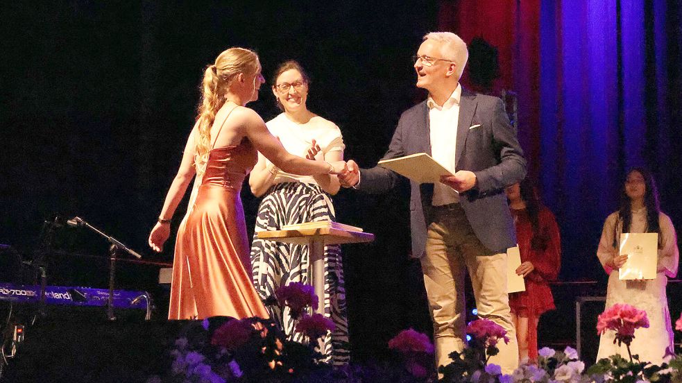 Schulleiter Rüdiger Musolf überreichte den Abiturienten die Zeugnisse. Foto: Gymnasium Ulricianum Aurich