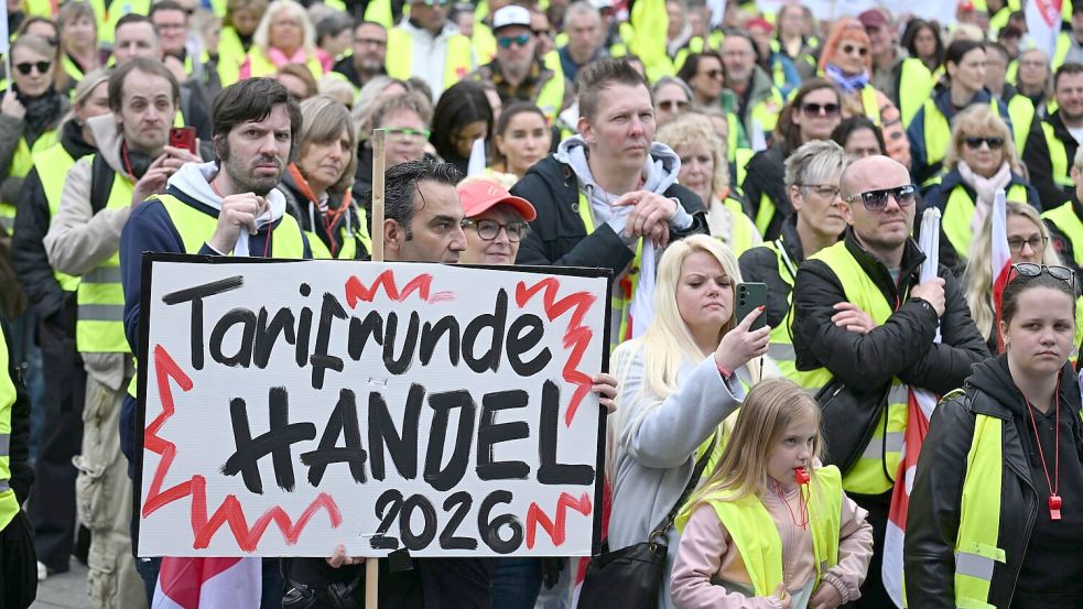 Handelsbeschäftigte streikten in den vergangenen Wochen mehrfach für höhere Löhne. (Archivbild) Foto: Federico Gambarini/dpa