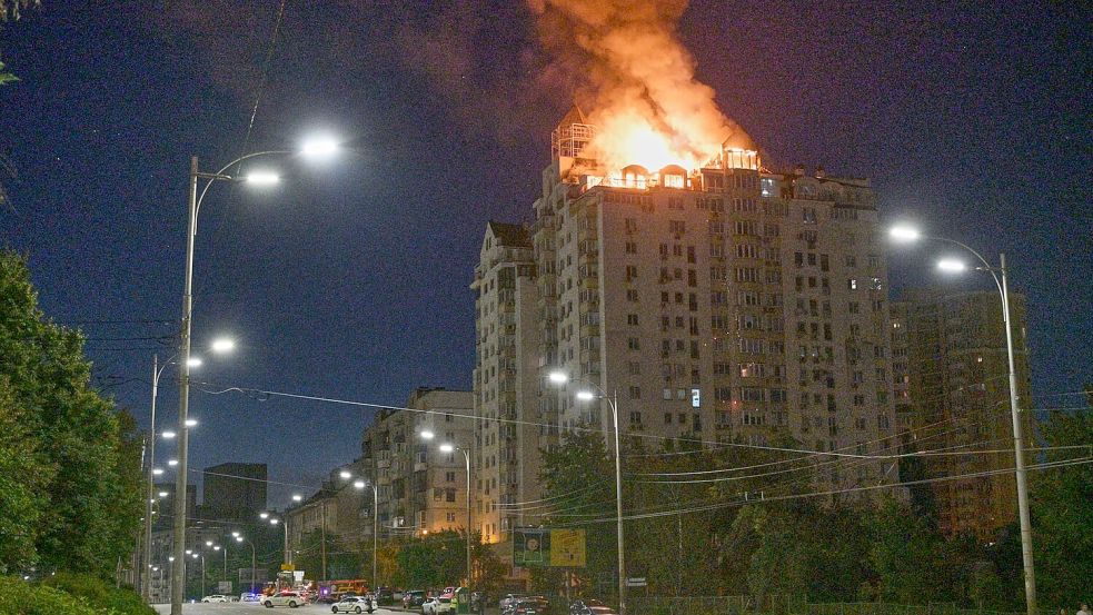 Brand in einem Kiewer Wohnhaus nach einem russischen Raketenangriff. Foto: Danylo Antoniuk