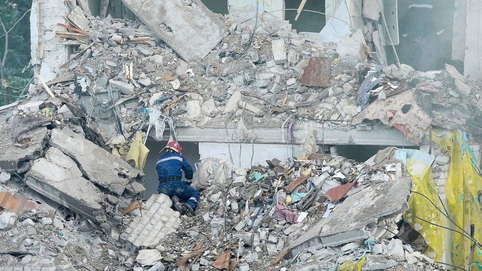 Rettungshelfer in Kiew suchen nach Überlebenden in den Trümmern nach dem russischen Angriff. Foto: Efrem Lukatsky