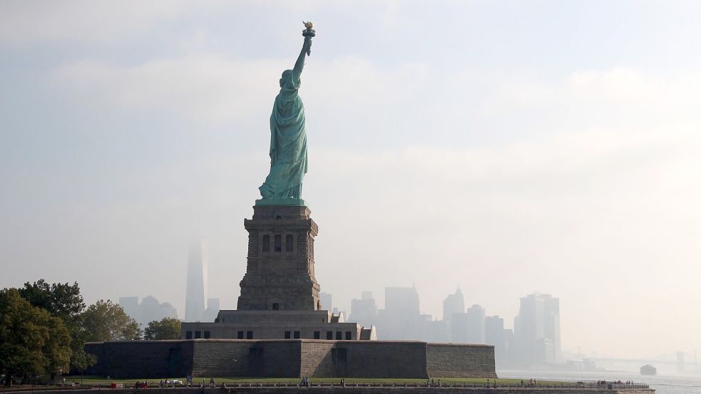 Die Freiheitsstatue war oft das Erste, was Flüchtlinge und Auswanderer von Amerika sahen - und deshalb erinnerten sie sich ihr ganzes weiteres Leben daran (Archivbild). Foto: picture alliance/dpa