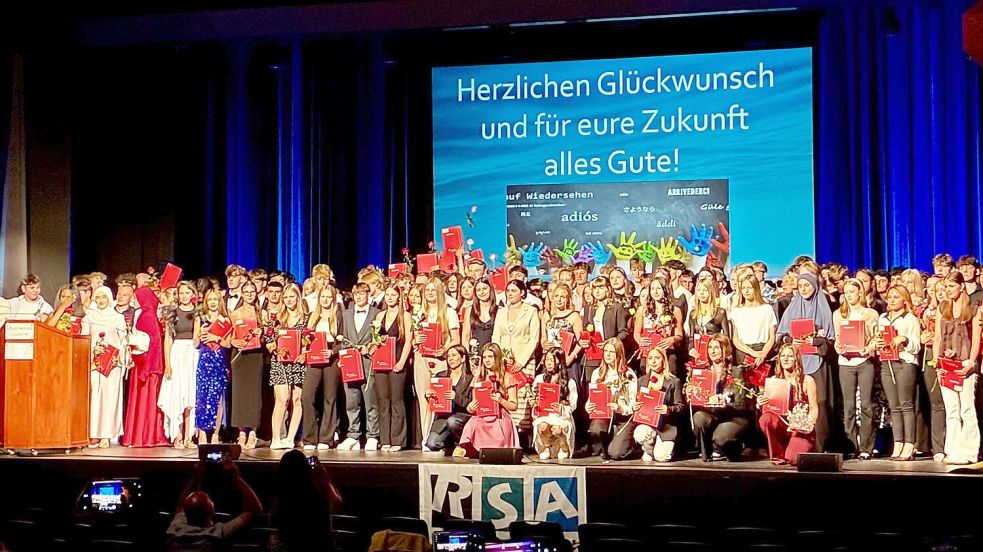 Auf der Bühne der Stadthalle versammelten sich die Schüler zu einem Gruppenfoto. Foto: Realschule Aurich