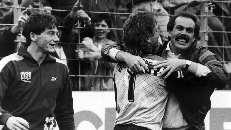 Szenen aus dem Leben eines leidenschaftlichen Fans: Kalla freut sich mindestens so sehr wie Uwe Seiler und Dirk Gellrich (links) über den 2:0-Sieg 1986 in Oberhausen. Foto: Helmut Kemme