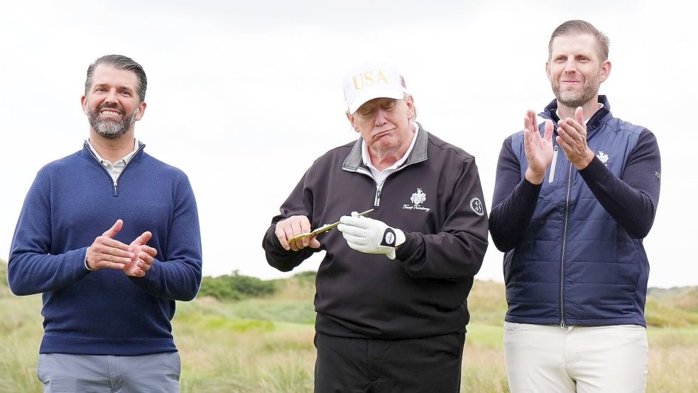 Donald Trump (Mitte) lässt seine privaten Finanzgeschäfte von seinen Söhnen Don Jr und Eric regeln. Diese passen erstaunlich gut zu seiner Wirtschaftspolitik als US-Präsident. (Archivbild) Foto: Jane Barlow