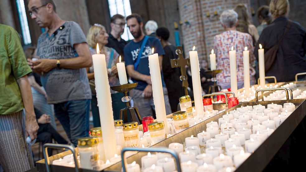 Kerzen und Teelichter brennen in der Marktkirche in Hannover nach einer Andacht für die in Stade Getöteten. Foto: Moritz Frankenberg