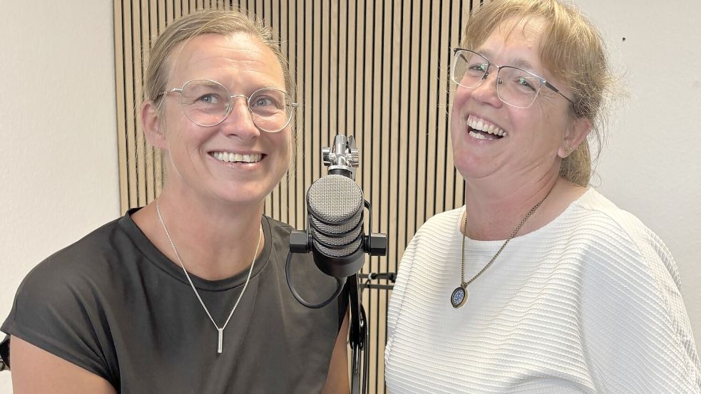 Simone Alting (links) und Kerstin Friedrichs sorgten für fröhliche Momente während der Aufnahme zur neuen Folge des Boßel-Podcasts „Anwurf“ im Tonstudio in Leer. Foto: Wolf-Rüdiger Saathoff