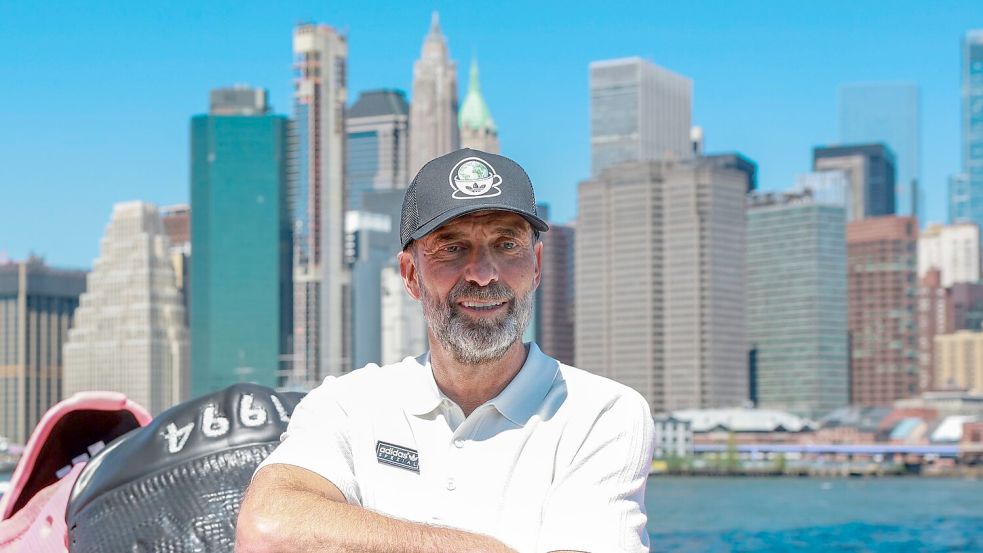 Die große Lösung: Jürgen Klopp vor der Skyline von New York. (Archivbild) Foto: Jan Woitas