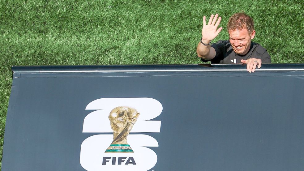 Und servus: Julian Nagelsmann winkt bei seinem letzten Länderspiel gegen Paraguay hinter der deutschen Bank. (Archivbild) Foto: Jan Woitas