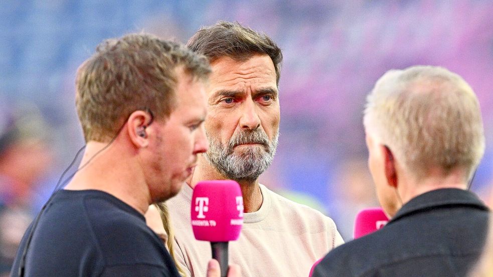 Bei der WM trafen Julian Nagelsmann (l) als Bundestrainer und Jürgen Klopp (M) als TV-Experte aufeinander. (Archivbild) Foto: Tom Weller/dpa