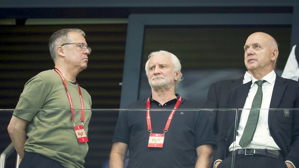 DFB-Präsident Bernd Neuendorf (r) hat schnell gehandelt. Neben ihm Sportdirektor Rudi Völler und Gesdchäftsführer Andreas Rettig, der auch gehen wird. (Archivild) Foto: Christian Charisius