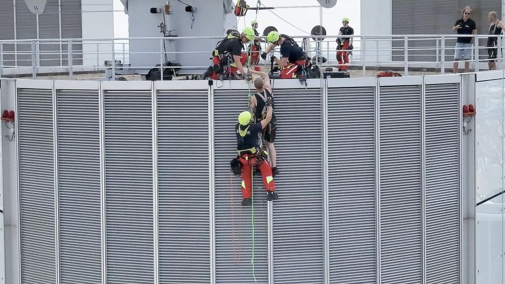 Die Gondel hing auf Höhe des 44. Stocks. Foto: ---/Feuerwehr Frankfurt am Main/