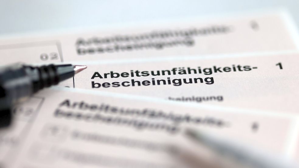 Bald ab dem ersten Tag Pflicht: die Arbeitsunfähigkeitsbescheinigung. Foto: Jens Büttner/DPA/Archiv