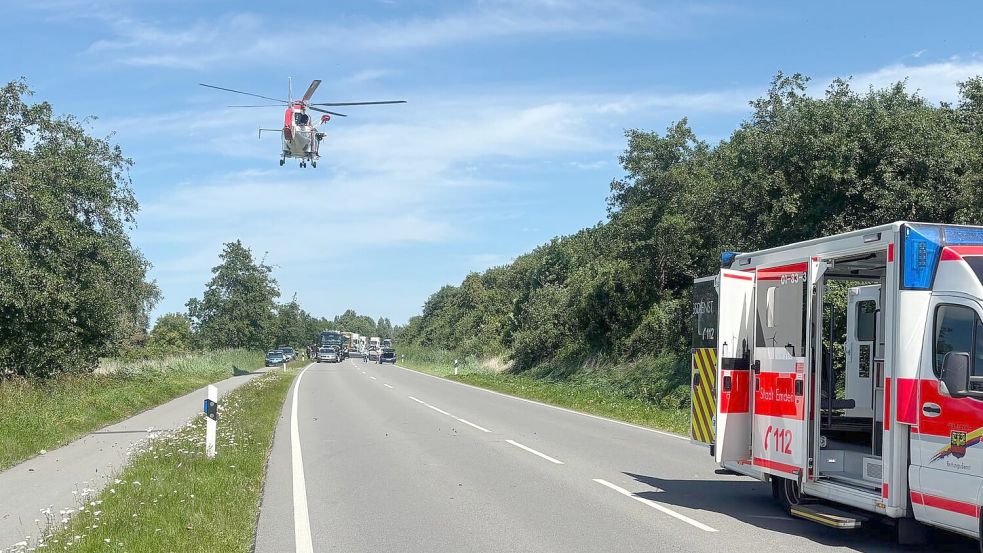 Auf der B 210 in Emden hat es einen schweren Motorradunfall gegeben. Ein Rettungshubschrauber war im Einsatz. Der Motorradfahrer ist am Mittwoch im Krankenhaus verstorben. Foto: Feuerwehr Emden