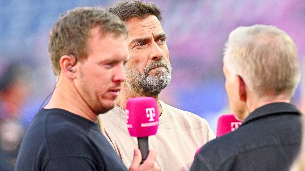 Bundestrainer Julian Nagelsmann (von links) im Interview mit TV-Experte Jürgen Klopp und Moderator Johannes B. Kerner beim WM-Sechzehntelfinale Deutschland gegen Paraguay im Boston-Stadion, das mit dem WM-Aus der deutschen Elf führte. Foto: DPA/Tom Weller