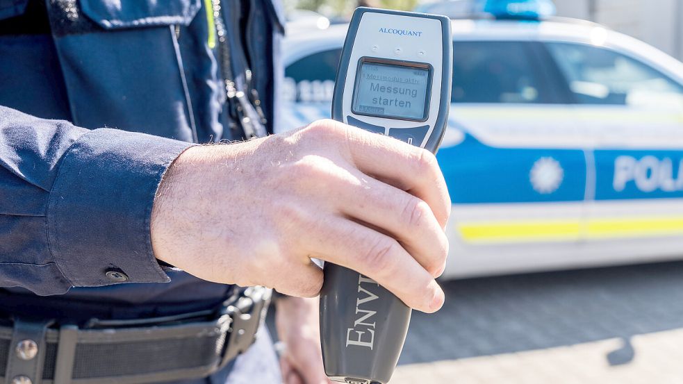 Nachdem er in einem Flieger auf dem Weg von Malaga nach Frankfurt randaliert hatte, musste ein Mann pusten – mit eindeutigem Ergebnis. Foto: IMAGO/Bihlmayerfotografie