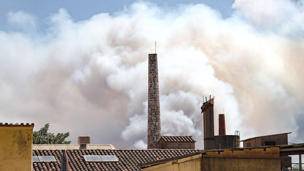 Wegen starker Rauchentwicklung durch einen Waldbrand im Nordosten Spaniens haben die Behörden rund 45.000 Bewohner mehrerer Ortschaften aufgerufen, ihre Häuser vorerst nicht zu verlassen. Foto: Glòria Sánchez/EUROPA PRESS/dp