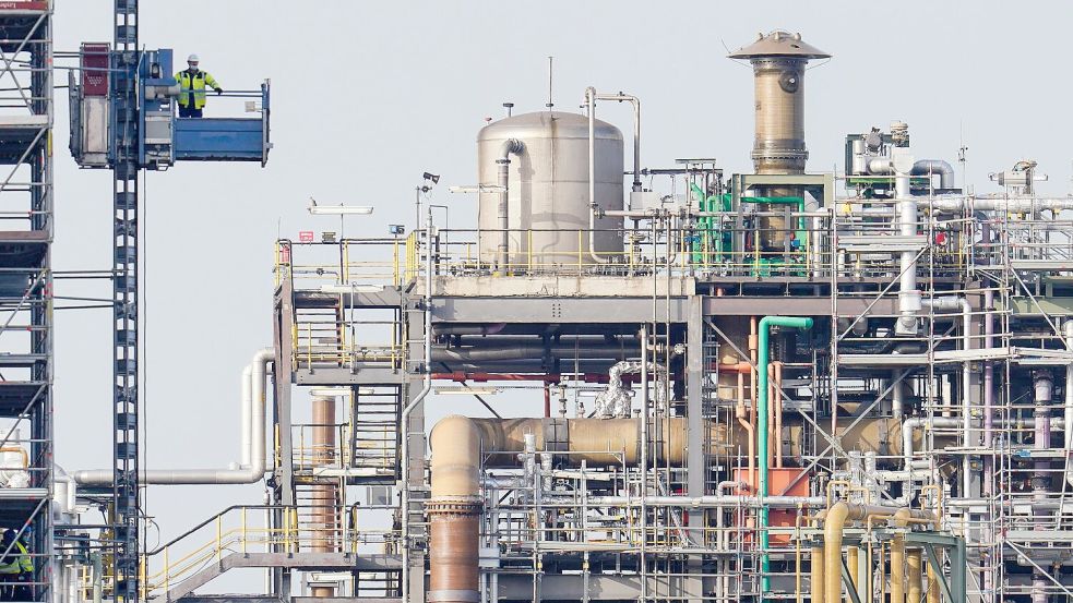Neben einem Stellenabbau vor allem im Stammwerk Ludwigshafen setzt das Unternehmen auf einen Konzernumbau. (Archivbild) Foto: Uwe Anspach