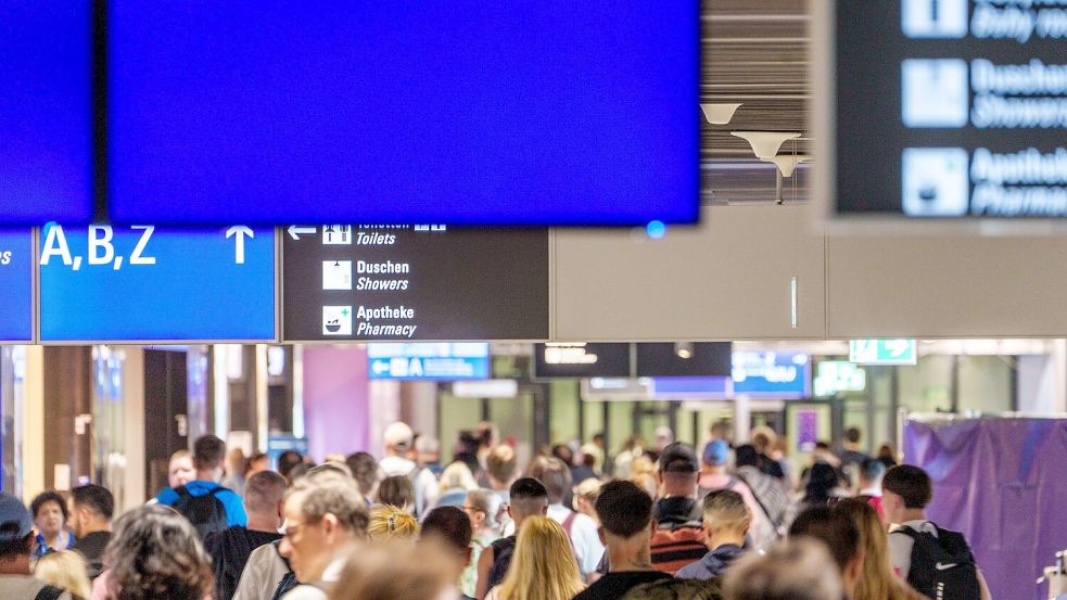 Im Sommer-Hochbetrieb sorgt das neue EU-Grenzverfahren für zusätzliche Wartezeiten am Flughafen. (Symbolbild) Foto: Andreas Arnold