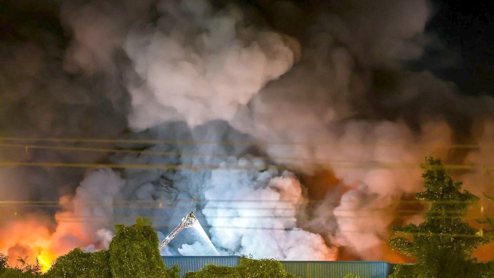 Für die Stuttgarter Feuerwehr ist es einer der größten Einsätze seit Jahren. Foto: Christoph Schmidt