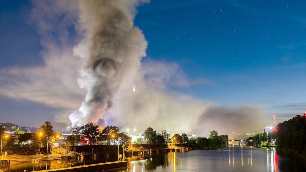 Eine große Rauchwolke zog über den Neckar. Foto: Christoph Schmidt