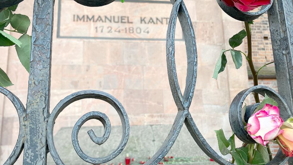 Blumen am Grabmal von Immanuel Kant zeugen von seiner anhaltenden Popularität. (Archivbild) Foto: Andre Ballin/dpa