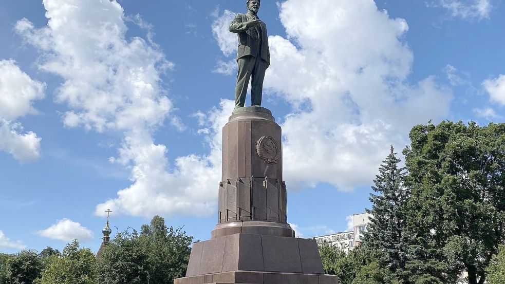 Ein Denkmal erinnert an den sowjetischen Politiker Michail Kalinin, der einst formelles Staatsoberhaupt des kommunistischen Imperiums war. Foto: Ulf Mauder/dpa