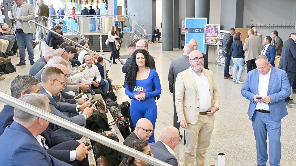 Viele AfD-Delegierte sind bereits am Tagungsort auf der Messe Erfurt angekommen. Foto: Martin Schutt/dpa